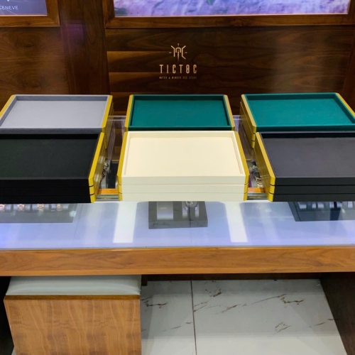 Khay bày sản phẩm gỗ bọc da và nỉ sang trọng