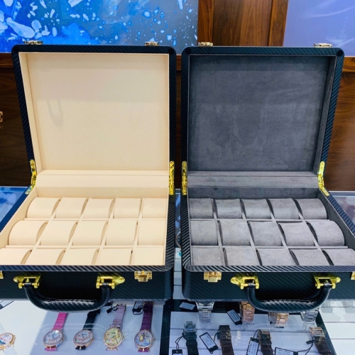 Vali da cacbon chứa 15 đồng hồ