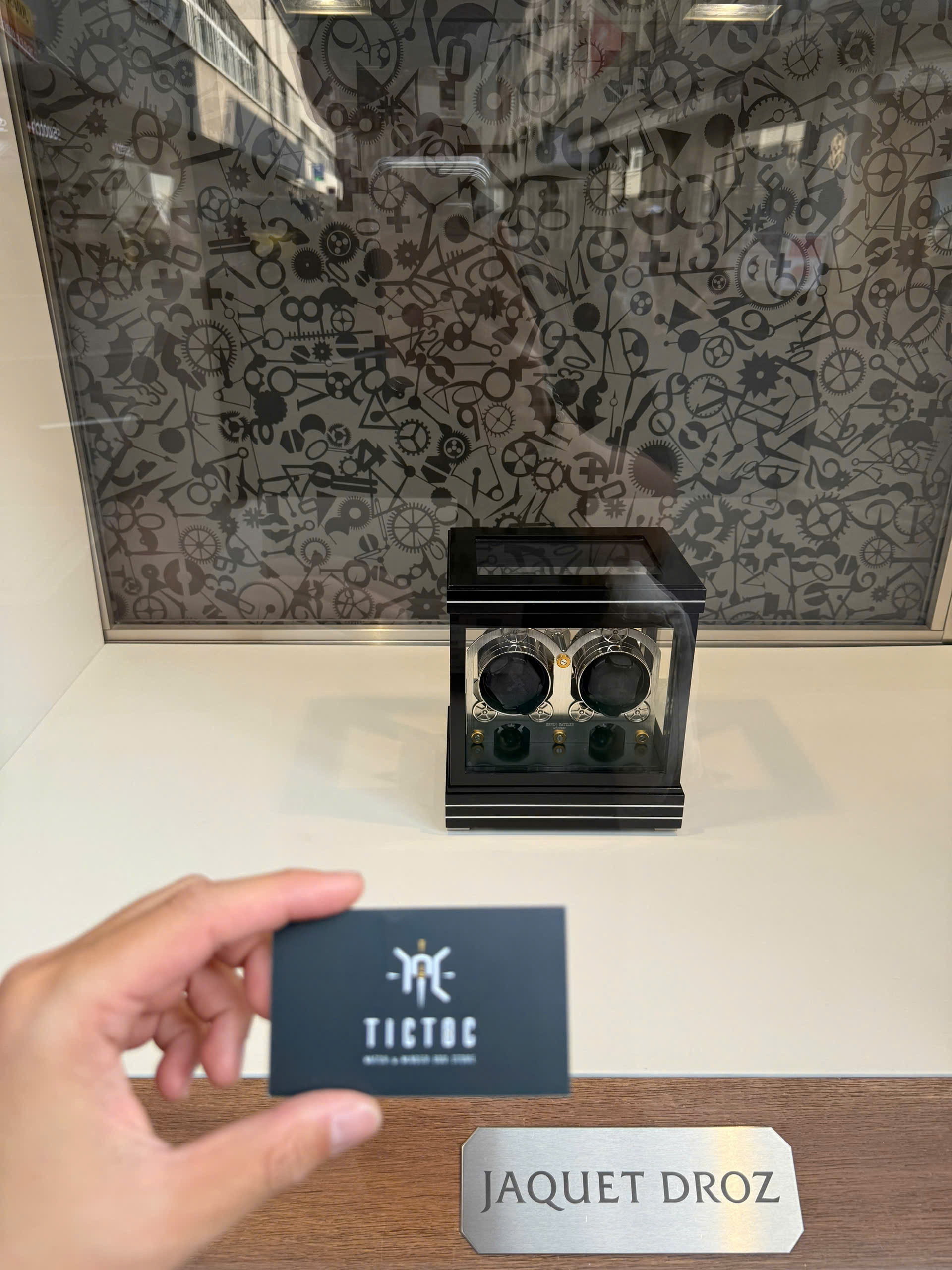 Tictoc Box luôn sẵn sàng tư vấn bạn lựa chọn mẫu tủ xoay phù hợp nhất với bộ sưu tập