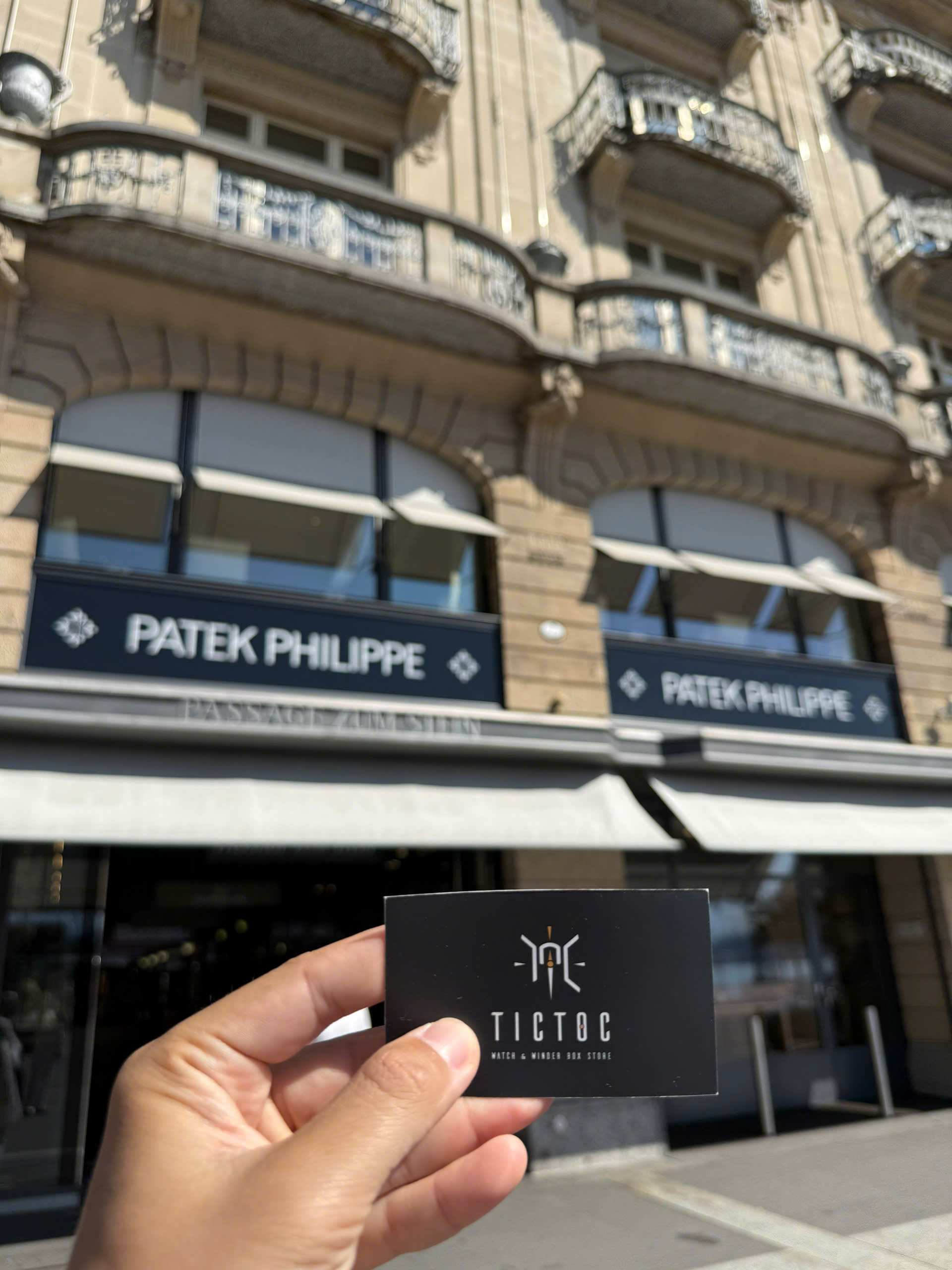 Tictoc Box chuyên đồng hồ và tủ xoay chính hãng